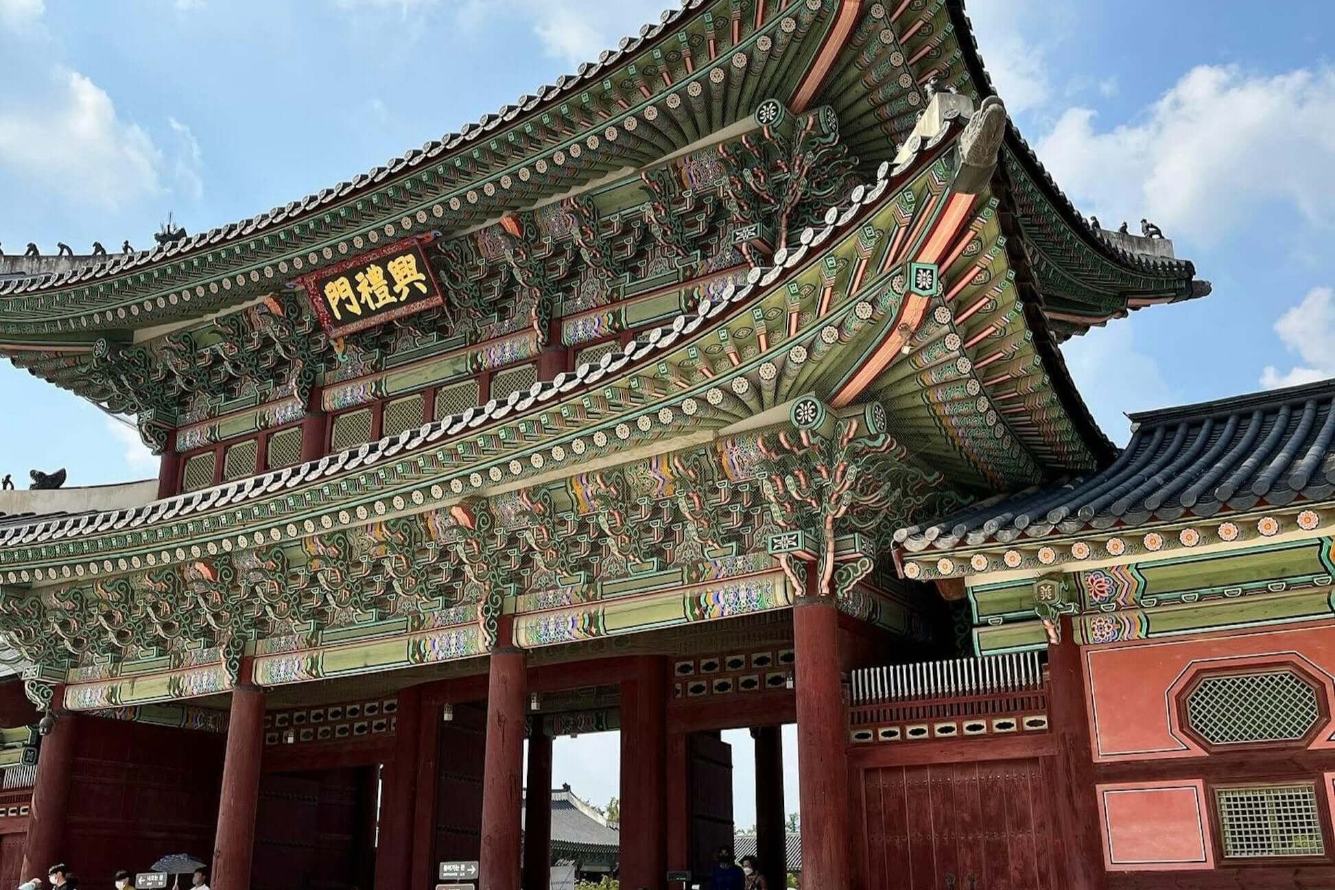 Beautifully detailed traditional South Korean gate showcasing intricate architecture and vibrant colors.